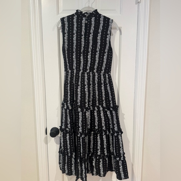 Black and White Sleeveless Dress - Picture 2 of 5